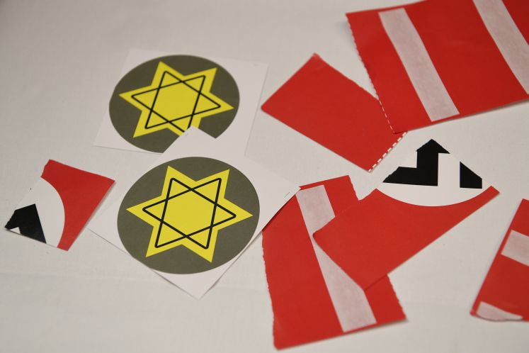 Zwei Davidsternaufkleber und ein zerrissenes Hakenkreuz auf einem Tisch im Foyer des Konstanzer Stadttheaters ach der Premiere des Stücks "Mein Kampf" von George Tabori.
