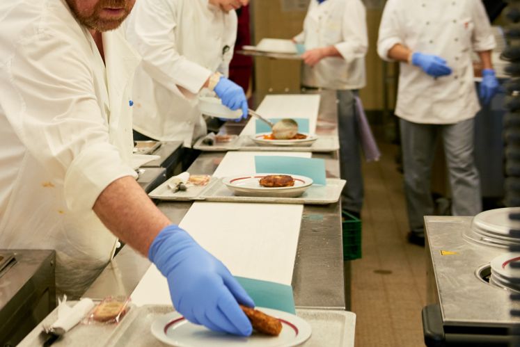 Das Essen im Krankenhaus Havelhöhe wird zubereitet Foto: Annette Riedl/dpa