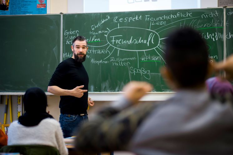 Henning Geisel steht vor der Tafel und unterrichtet seine Schüler an der Wuppertaler Realschule Neue Friedrichstraße
