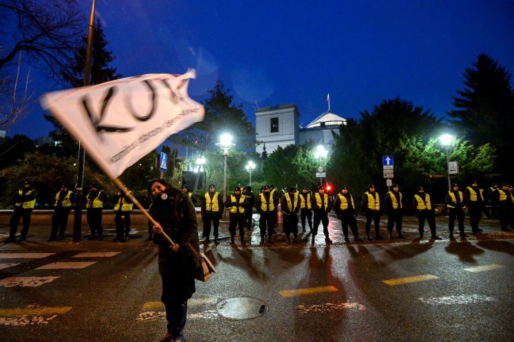 Oppositionelle und Journalisten protestieren in Warschau gegen die Zensur 