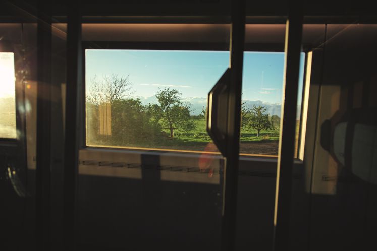 Sicht aus einem Zugabteil auf die deutsch-französische Grenze im Südwesten