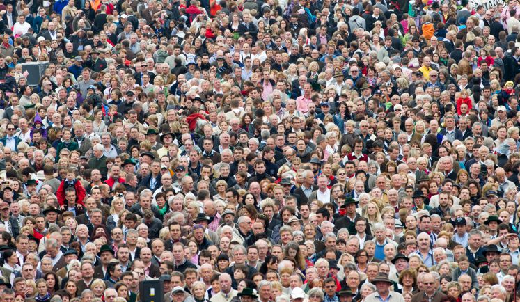 Dicht an dicht stehen am 29.09.2012 Oktoberfestbesucher auf der Theresienwiese unterhalb der Bavaria, um das Standkonzert auf dem Oktoberfest in München (Bayern) zu verfolgen.