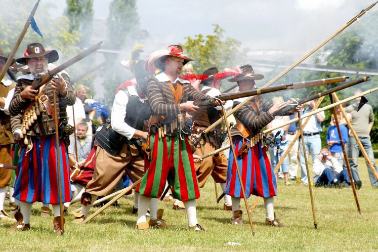 Musketiere feuern am 12.7.2003 beim Historienspetakel im Elbauenpark in Magdeburg ihre Musketen ab. Am Wochenende ist der Park Schauplatz einer Reise in die Zeit des Dreißigjährigen Krieges.
