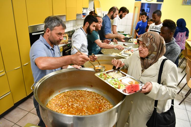 Mehrere Muslime der Türkisch-islamischen Gemeinde bekommen am 27.05.2017 in der Mevlana Moschee in Konstanz (Baden-Württemberg) nach Sonnenuntergang Essen geschöpft.