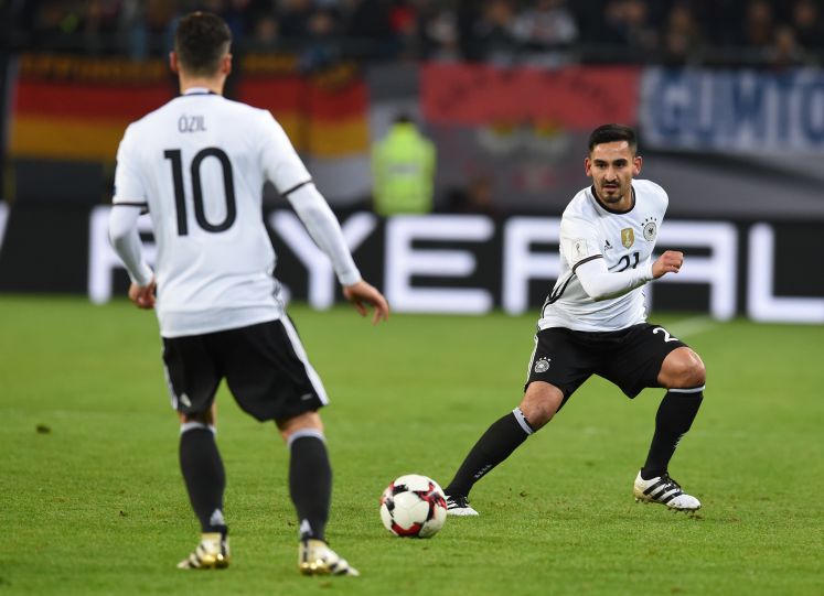 Mesut Özil und Ilkay Gündogan bei einem Spiel der Fußballnationalmannschaft