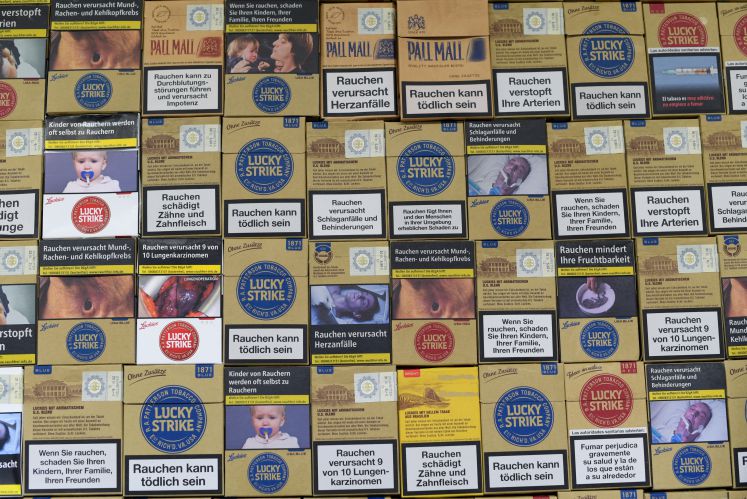 Zigarettenschachteln mit Warnhinweisen zu gesundheitlichen Folgen des Zigarettenkonsums sind am 09.02.2017 in der Kunstwerkstatt der Justizvollzugsanstalt (JVA) Rockenberg (Hessen) zu einem Kunstwerk zusammengefügt.