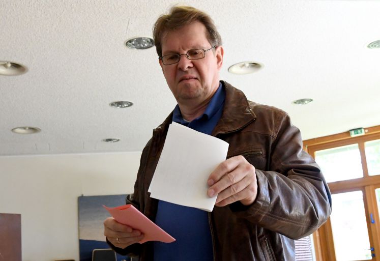 Ralf Stegner, SPD-Fraktionsvorsitzender in Kiel und Landesvorsitzender der Partei, gibt seine Stimme zur Kommunalwahl ab. Rund 2,4 Millionen Schleswig-Holsteiner entscheiden über die künftige Zusammensetzung der Gemeindevertretungen und der Kreistage.