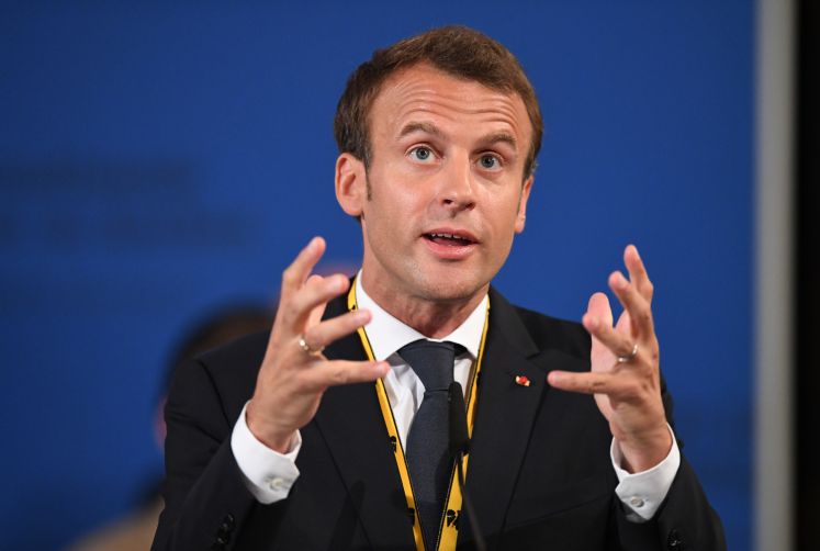 10.05.2018, Nordrhein-Westfalen, Aachen: Der französische Staatspräsident Emmanuel Macron spricht bei der Verleihung des Karlspreises. Macron ist für seine Verdienste um die europäische Einigung in Aachen mit dem Internationalen Karlspreis ausgezeichnet worden.