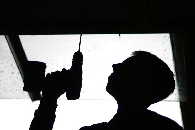 Ein Auszubildener im Tischlerhandwerk bohrt am 19.08.2014 in Hannover (Niedersachsen) ein Loch in ein Brett. Das Interesse von Schulabgängern an einer Ausbildung in Handwerksberufen in Niedersachsen ist nach wie vor gering.