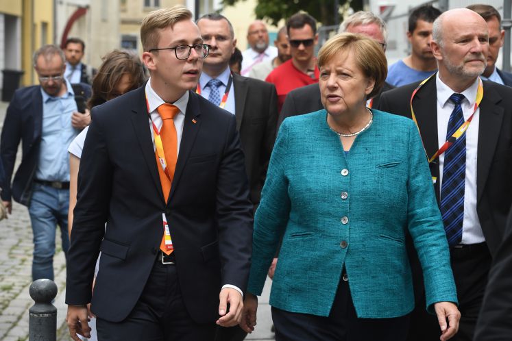 Bundeskanzlerin Angela Merkel (CDU) und der CDU-Bundestagskandidat Philipp Amthor (r-l) gehen am 31.08.2017 in Greifswald (Mecklenburg-Vorpommern) zu einer Wahlkampfveranstaltung der CDU. Bei der Landtagswahl errang die AfD im Süden Vorpommerns drei Direktmandate. Nun hofft sie hier auf einen ähnlichen Erfolg bei der Bundestagswahl. SPD und CDU versuchen im Bundestagswahlkreis 16 (Mecklenburgische Seenplatte I - Vorpommern-Greifswald II) mit Berliner Politprominenz und unkonventionellem Wahlkampf zu punkten