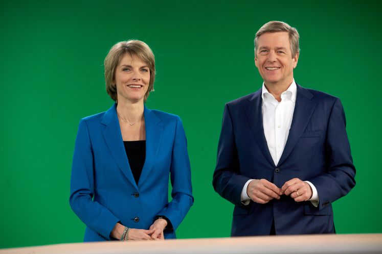 Die "heute-journal"-Moderatoren Marietta Slomka und Claus Kleber stehen am 20.12.2017 im ZDF-"heute"-Studio in Mainz 