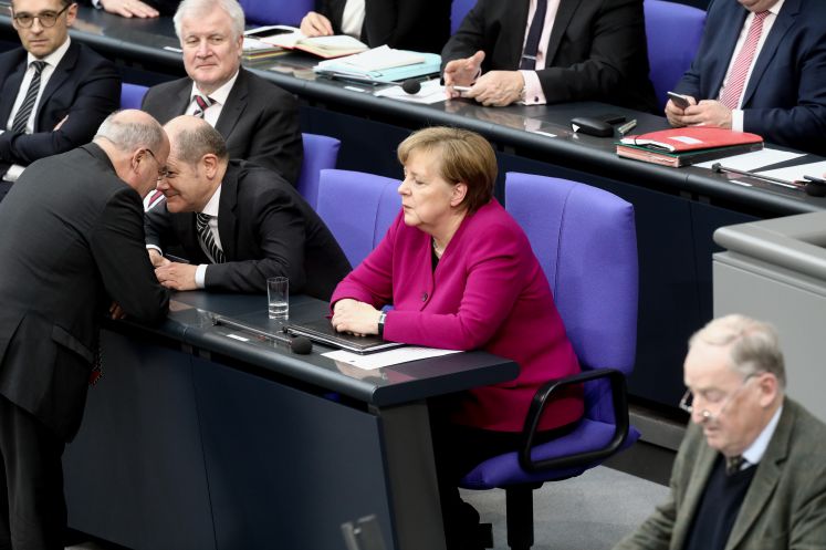 Alexander Gauland, AfD-Fraktionsvorsitzender, spricht als erster Redner in der Generalaussprache vor Heiko Maas (l-r, SPD), Außenminister, Gregor Gysi (Die Linke), Horst Seehofer (CSU), Bundesminister für Inneres, Heimat und Bau, Olaf Scholz (SPD), Bundesfinanzminister, und Bundeskanzlerin Angela Merkel (CDU)