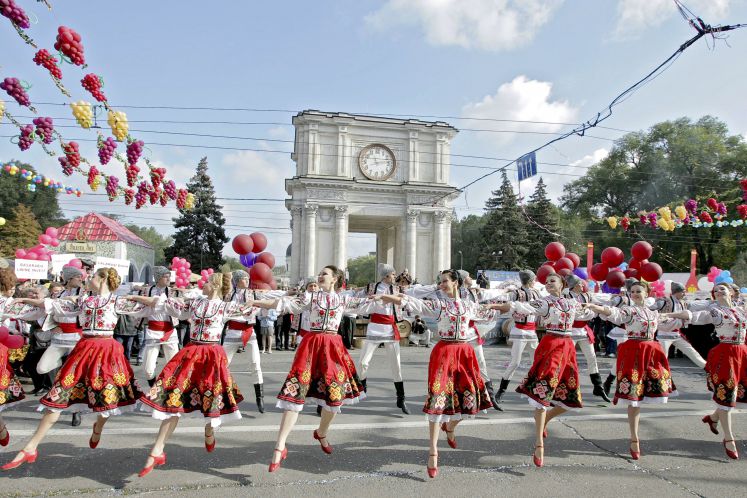 Moldawische Tänzerinnen auf dem Wein-Festival in Chisinau
