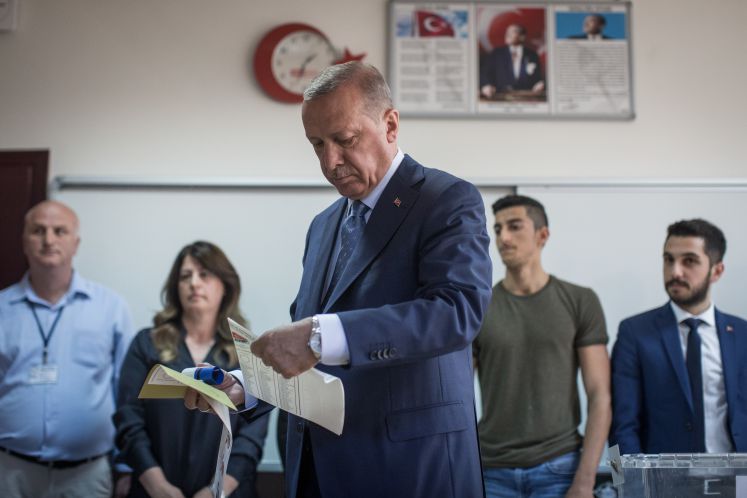 Erdogan gibt bei der Wahl seinen Wahlzettel ab.