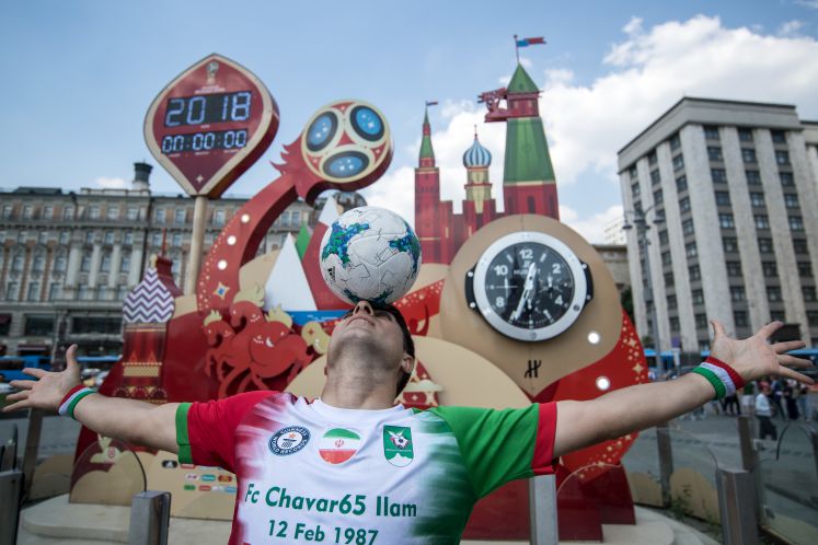 Mehdi Hobe Darvish, ein Fußballfan aus dem Iran, jongliert mit dem Ball vor der seit Donnerstag (14. Juni) abgelaufenen WM-Countdown-Uhr.