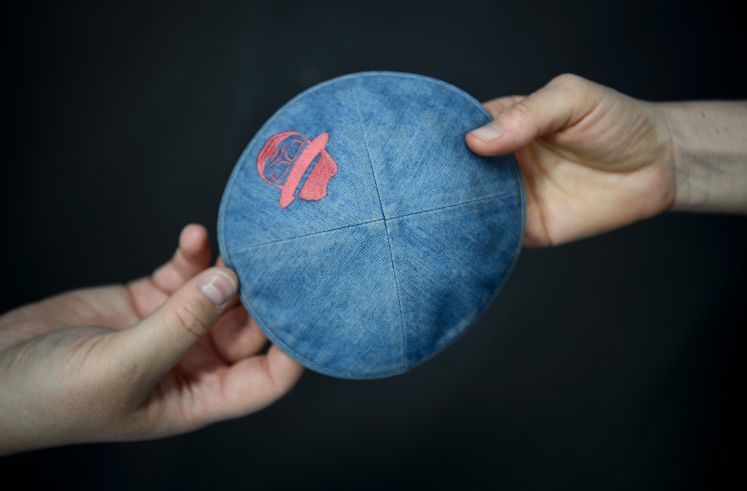  Hände halten die Kippa, die im Mittelpunkt des antisemitischen Angriffs Mitte April in Berlin stand. 