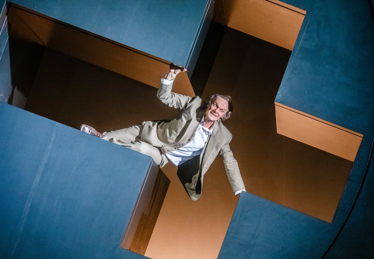 Der Schauspieler Edgar Selge spielt am 03.02.2016 in Hamburg auf der Fotoprobe von "Unterwerfung"