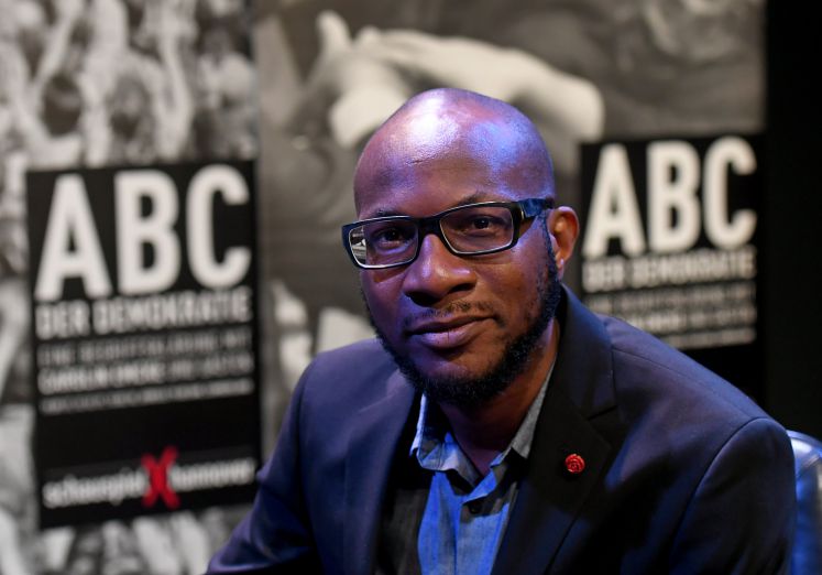 Der Fotograf Teju Cole sitzt am 19.09.2017 in Hannover in der Cumberlandsche Galerie zum Auftakt der Reihe "ABC der Demokratie" auf der Bühne.