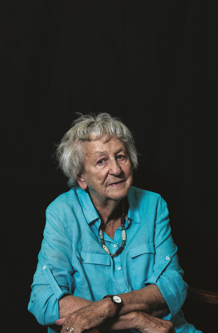 Porträt Ingird Noll in hellblauer Bluse