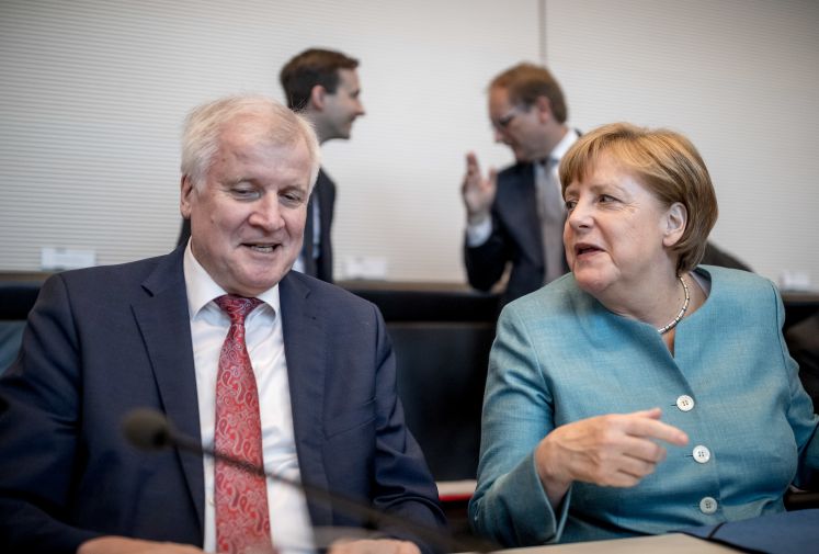 Bundeskanzlerin Angela Merkel (CDU) spricht mit Horst Seehofer (CSU), Bundesminister für Inneres, Heimat und Bau, zu Beginn der Sitzung der CDU/CSU Bundestagsfraktion.