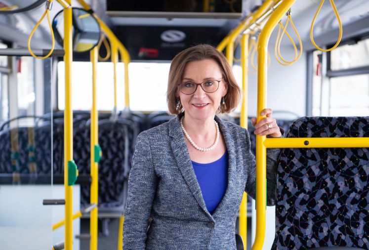 Sigrid Evelyn Nikutta, Vorstandsvorsitzende der Berliner Verkehrsbetriebe (BVG), steht bei der Eröffnung einer innovativen Ladestation für Elektro-Busse, in einem E-Bus der BVG.