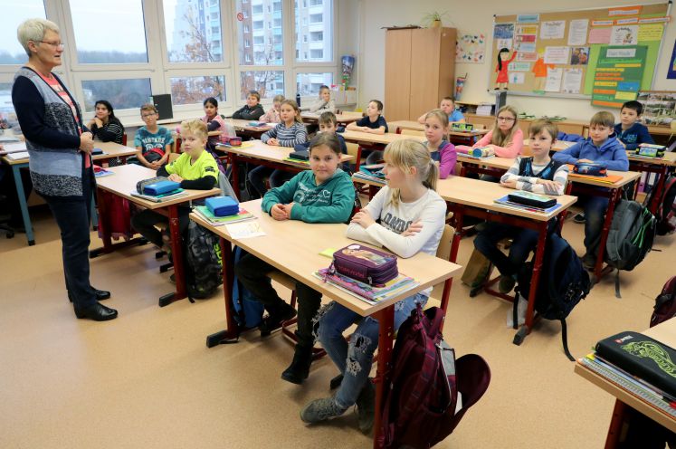Direktorin Martina Kelsch (l) steht am 09.11.2017 in der Grundschule Schmarl in Rostock (Mecklenburg-Vorpommern) vor der Klasse 4a, in der gerade Englisch-Unterricht stattfindet