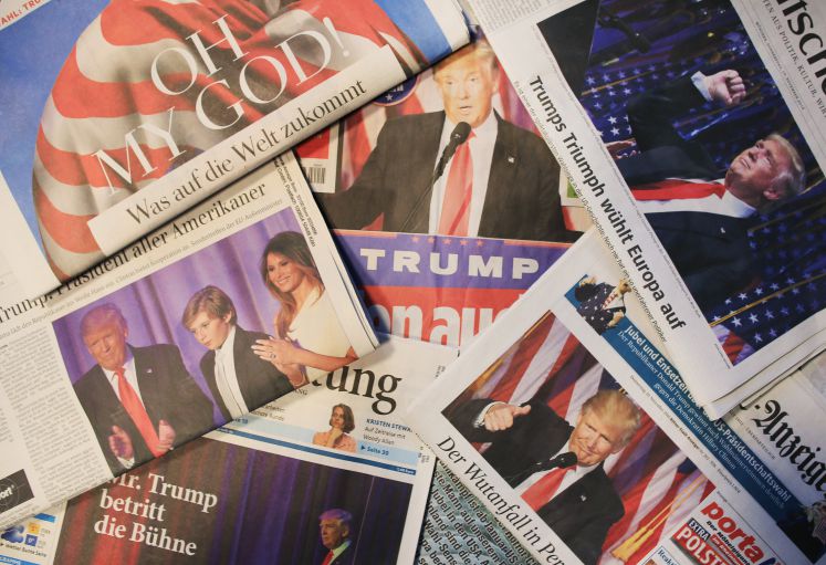 Zeitungen mit Titeln zur US-Wahl und dem Sieg von Donald Trump liegen am 10.11.2016 in Köln (Nordrhein-Westfalen) auf dem Tisch.