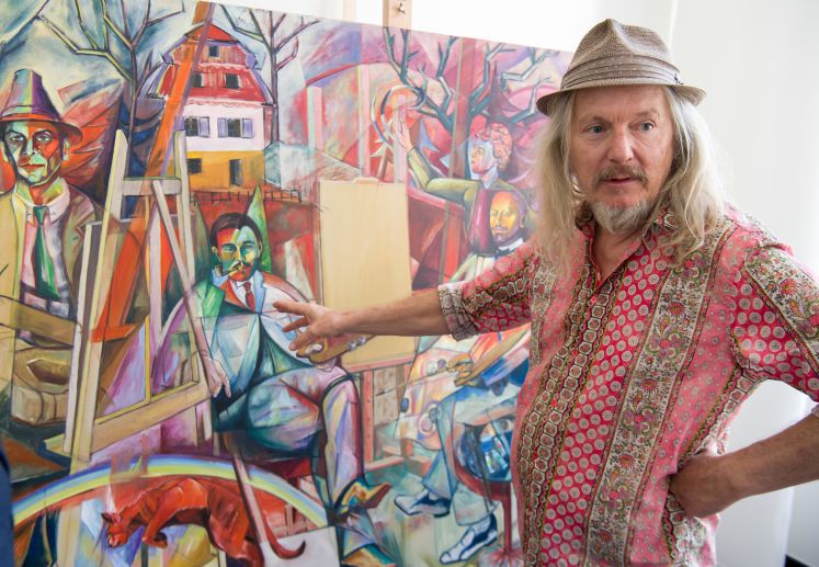 Der Maler Wolfgang Beltracchi steht am 24.08.2017 in München (Bayern) vor seinem Gemälde "Gruppenbild der blauen Reiter", an dem er zur Zeit arbeitet.