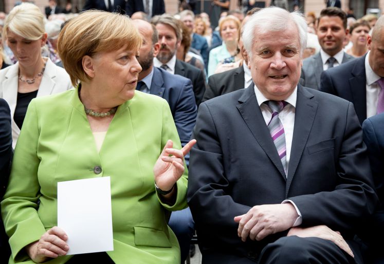 Bundeskanzlerin Angela Merkel (CDU) und Horst Seehofer (CSU), Bundesminister des Innern, für Bau und Heimat, nehmen an der Veranstaltung zum Gedenktag für die Opfer von Flucht und Vertreibung im Deutschen Historischen Museum teil.
