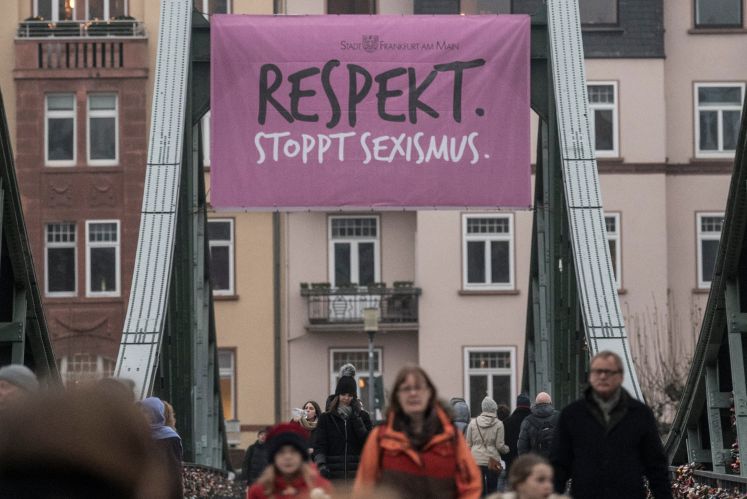 Brücke in Frankfurt mit Banner