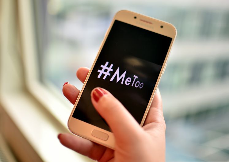 Ein Handy-Display zeigt den Hashtag #MeToo