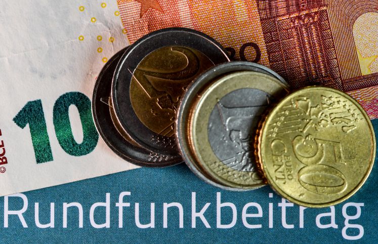  Auf einem Informationsblatt zum Rundfunkbeitrag liegen 17,50 Euro. Diese Summe wird derzeit pro Monat für jede Wohnung erhoben. Der Rundfunkbeitrag ist im Großen und Ganzen mit dem Grundgesetz vereinbar. Das Bundesverfassungsgericht beanstandete in seinem am 18.07.2018 in Karlsruhe verkündeten Urteil aber, dass Menschen mit zwei Wohnungen den Beitrag doppelt zahlen müssen. (zu dpa "Rundfunkbeitrag in den wesentlichen Punkten verfassungsgemäß" 