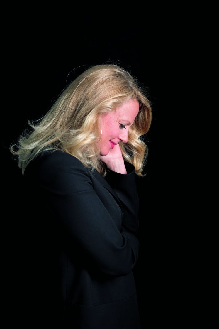 Barbara Schöneberger von der Seite fotografiert