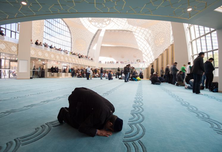 Männer beten am 03.10.2017 beim Mittagsgebet am Tag der offenen Moschee in der der Zentralmoschee in Köln-Ehrenfeld (Nordrhein-Westfalen).