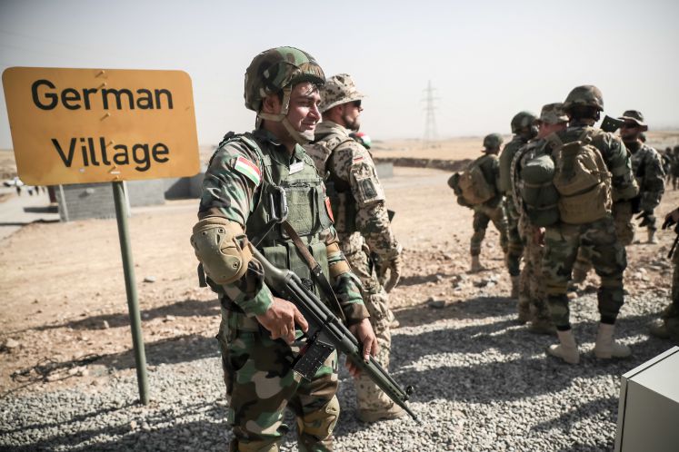 Bundeswehr Soldaten und kurdischen Peshmerga Soldaten stehen am 23.09.2016 in der Ausbildungseinrichtung Bnaslawa nahe Erbil im Irak bei einer Übung im Übungsdorf "German Village"