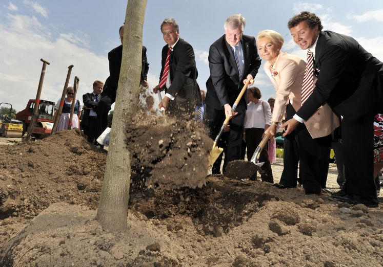 Der Regierungspräsident der Regierung von Oberbayern, Christoph Hillenbrand (l-r), Bayerns Ministerpräsident Horst Seehofer, die Oberbürgermeisterin von Rosenheim, Gabriele Bauer, und der Landtagsabgeordnete Klaus Stöttner (alle CSU) pflanzen am Freitag (03.07.2009) auf dem Gelände der Landesgartenschau 2010 in Rosenheim (Oberbayern) einen Tulpenbaum.