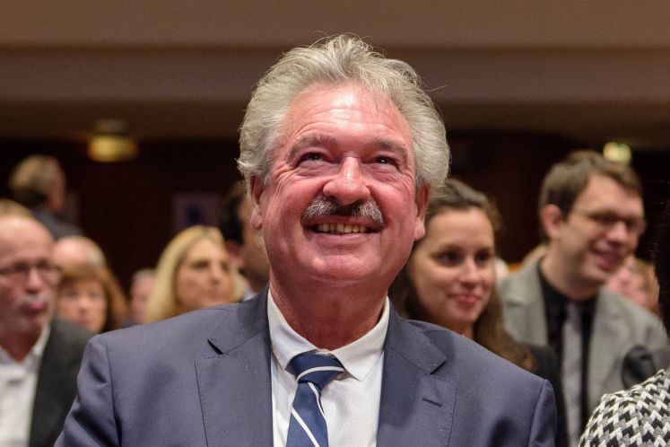Luxemburgs Außenminister Jean Asselborn sitzt am 12.11.2017 vor der Verleihung des Siebenpfeiffer-Preis an den türkischen Journalisten Can Dündar im Forum in Homburg (Saarland)
