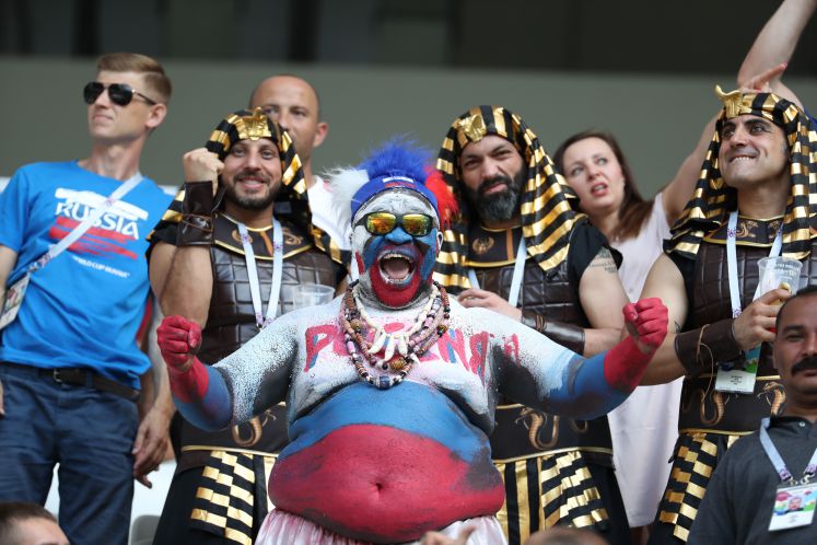 Russische und Ägyptische Fans im Stadion bei der Fußball-WM in Russland