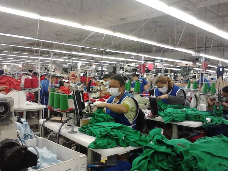 Näherin in einer hondurianischen Textilfabrik