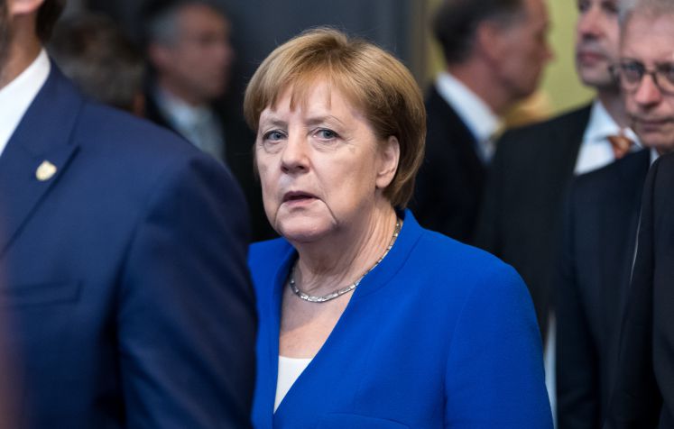 Bundeskanzlerin Angela Merkel (CDU) kommt zur ersten Arbeitssitzung des Nordatlantikrats beim Nato-Gipfel