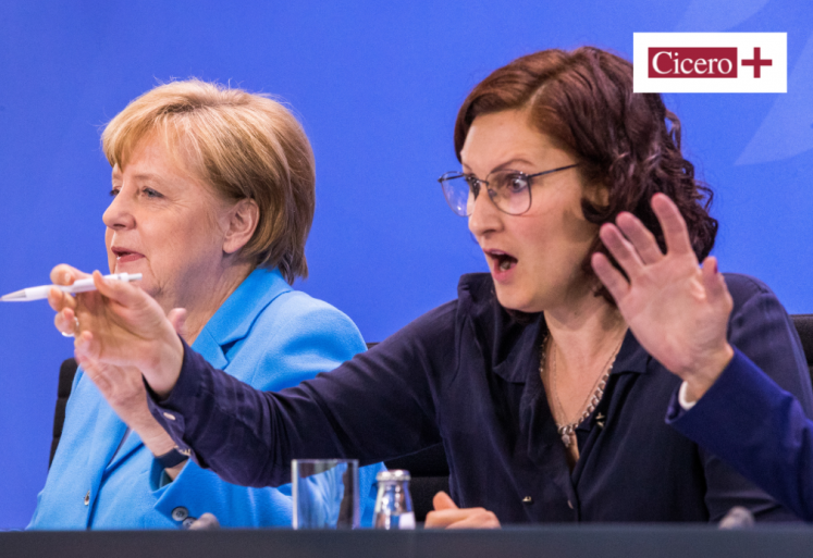 Ferda Ataman (r), Vorsitzende der Neuen Deutschen Organisation, erschrickt sich neben Bundeskanzlerin Angela Merkel (CDU).