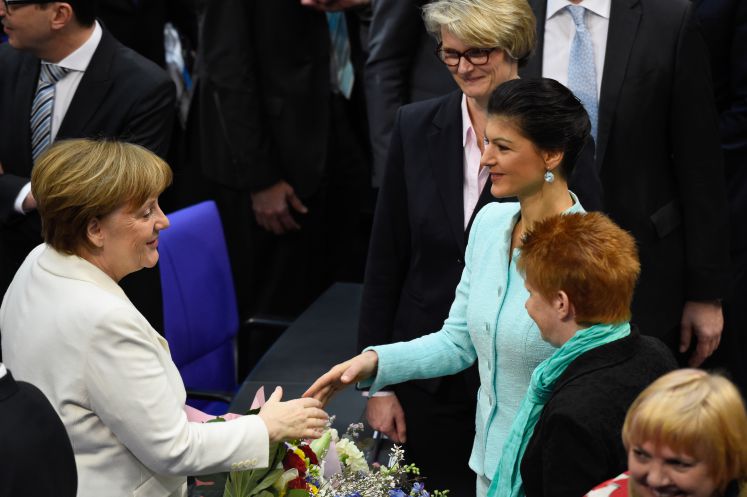 Sahra Wagenknecht, die Fraktionschefin der Linkspartei, gratuliert Angela Merkel im März 2018 zu ihrer Wiederwahl als Bundeskanzlerin 