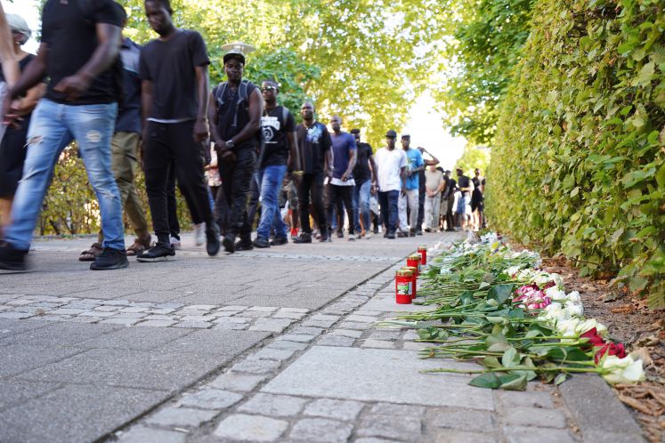 22.08.2018, Baden-Württemberg, Offenburg: Trauermarsch zu einer Offenburger Arztpraxis. Knapp eine Woche nach dem gewaltsamen Tod eines Arztes in Offenburg haben zahlreiche Menschen bei einem Trauermarsch durch die Stadt des Getöteten gedacht.