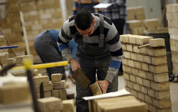 Ein Migrant bei der Ausbildung zum Maurer