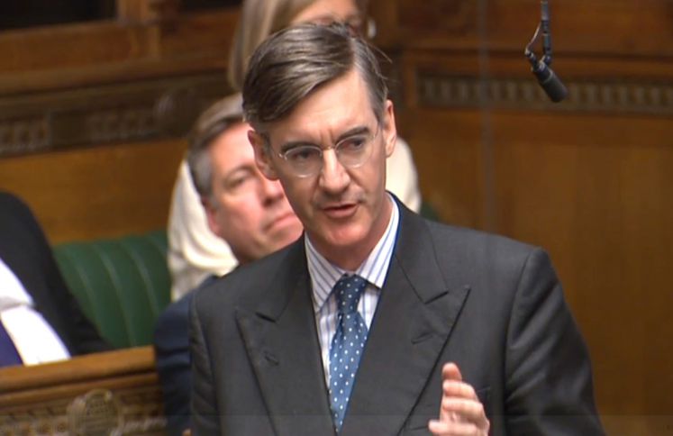 Jacob Rees-Mogg hält eine Rede im Parlament