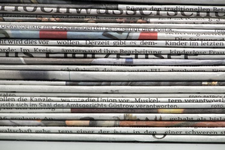 Gestapelte Zeitungen