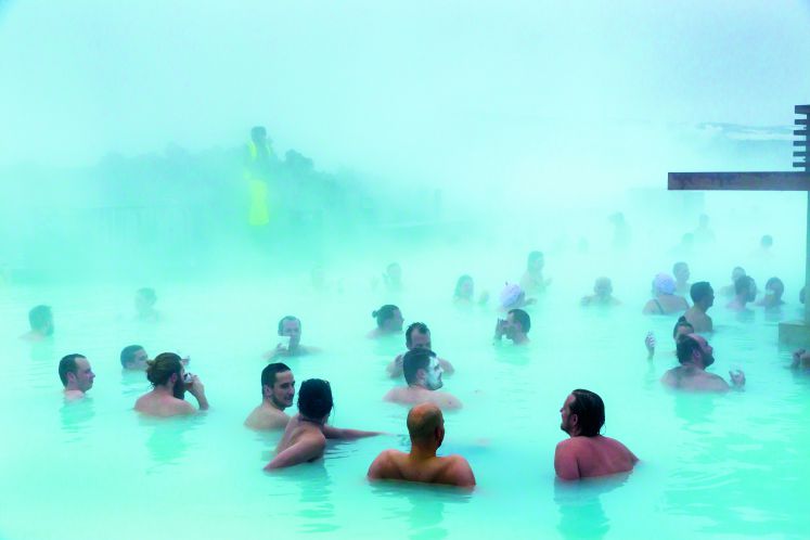 Besucher einer Therme in Island.