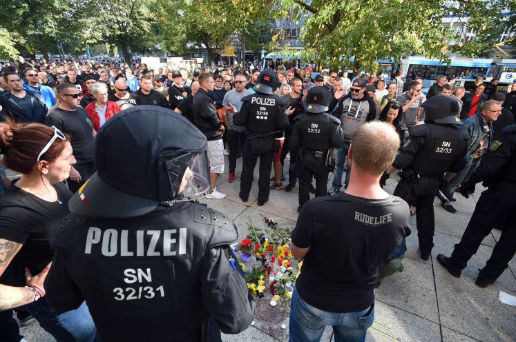  Polizisten und Bürger stehen nach dem Abbruch des Stadtfestes Chemnitz an der Stelle, wo es in der Nacht zum Sonntag zu einem öflichen Streit kam.