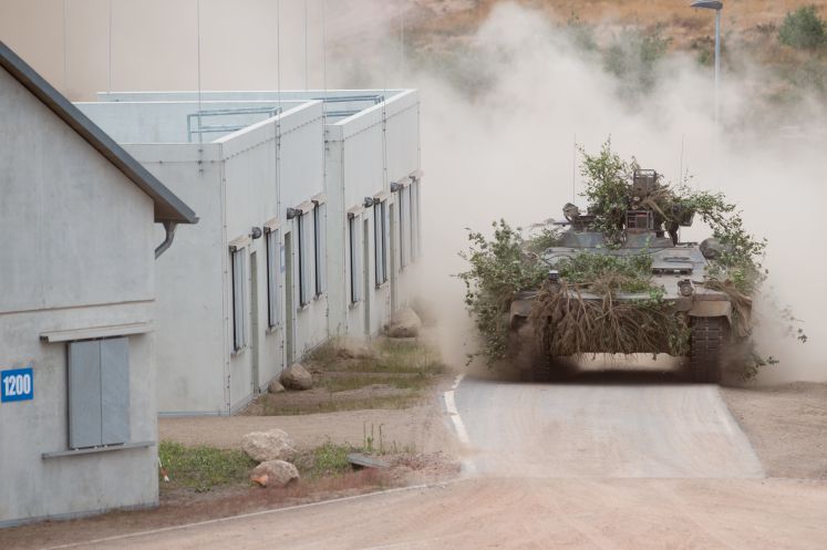  Ein Leopard 2 Kampfpanzer der Bundeswehr fährt in die Militär-Übungsstadt Schnöggersburg ein