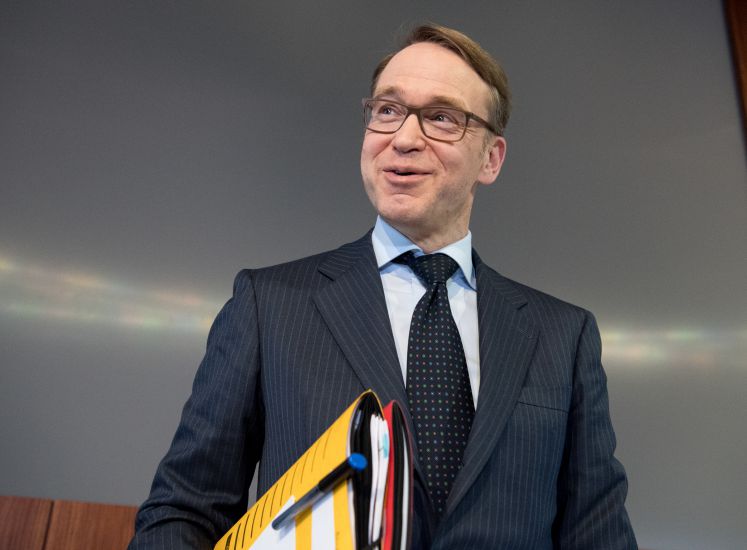 Jens Weidmann, Präsident der Deutschen Bundesbank, steht auf der Bilanz-Pressekonferenz der Deutschen Bundesbank mit einem Aktenordner in der Hand. 
